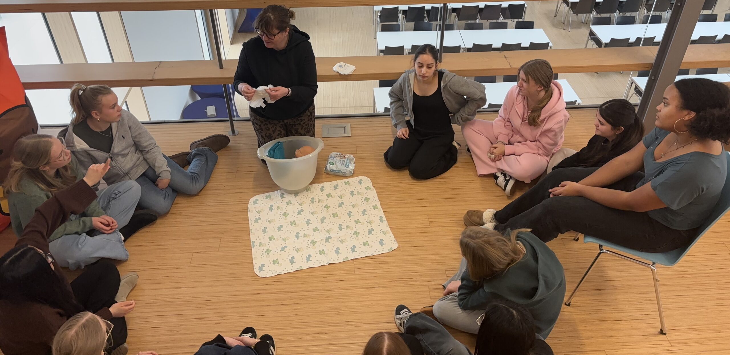 Teilnahme am Babysitter-Kurs in der Mediothek