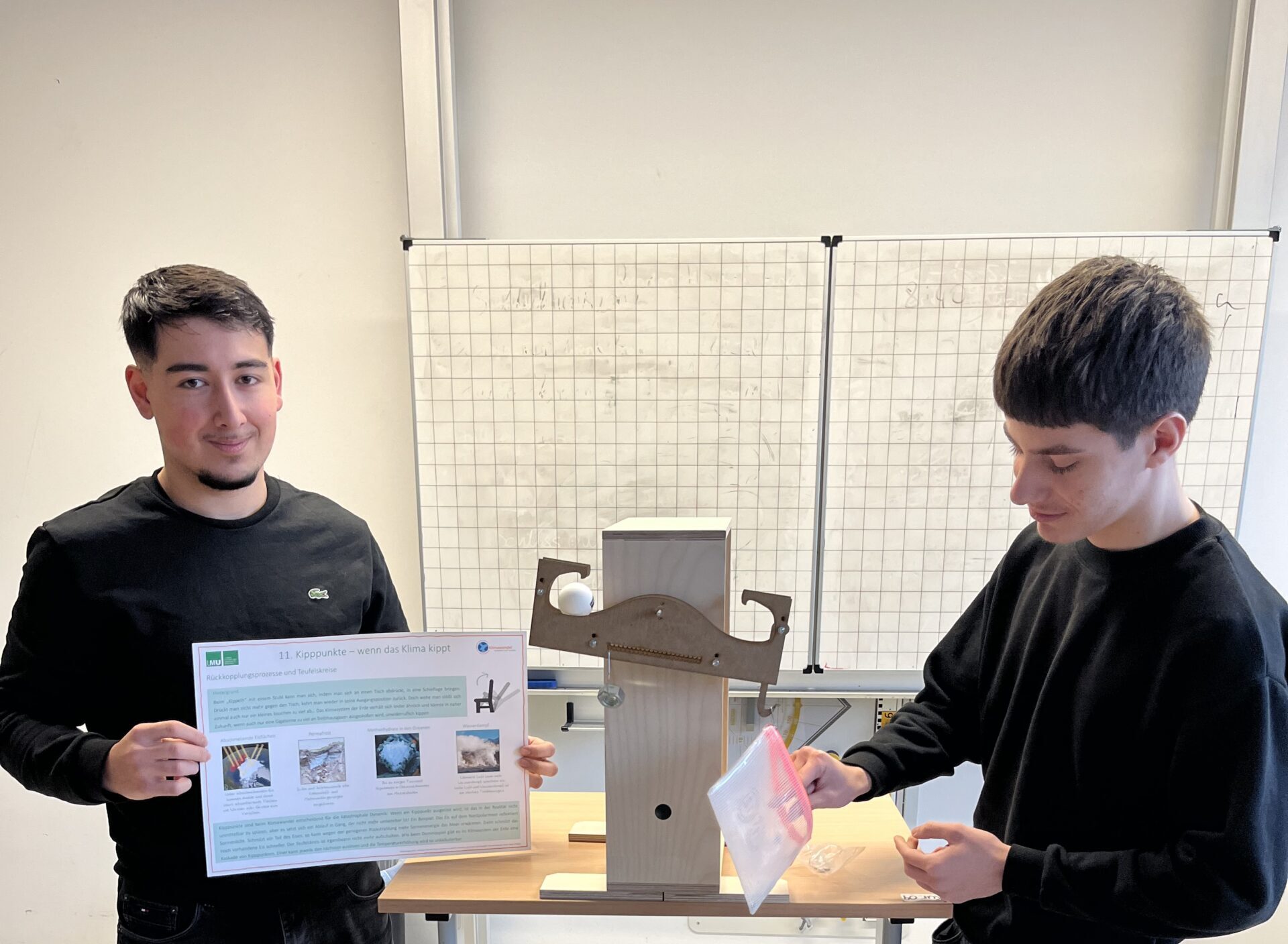 Experimentieren mit dem Klimakoffer des Kreises Soest